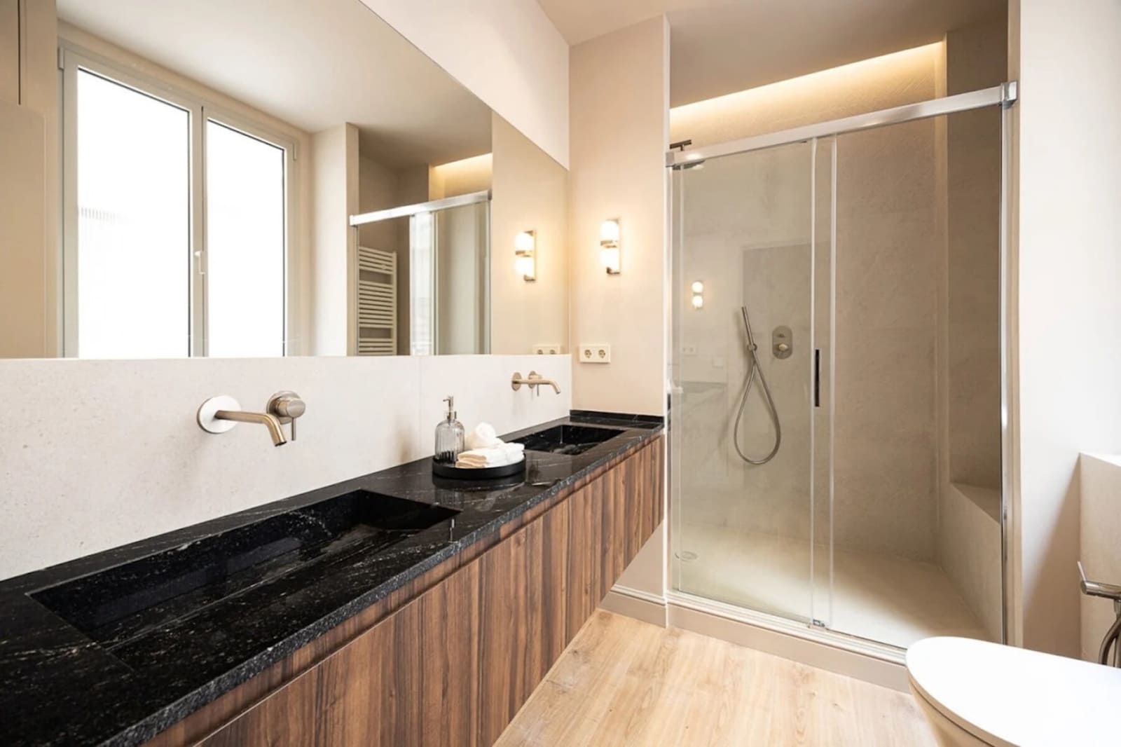 4 soverom Leilighet til leie i Barcelona by - € 1 900 (Ref: 10042186)