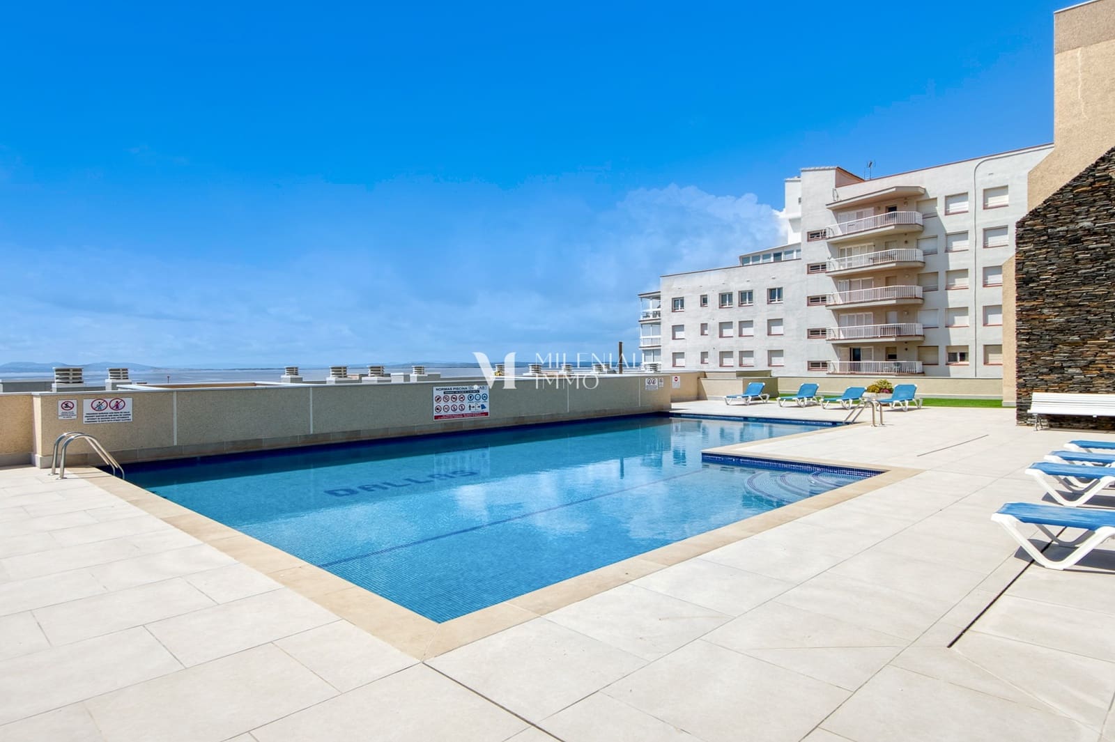 3 bedroom Apartment for sale in Roses with pool garage - € 575,000 (Ref: 10043459)