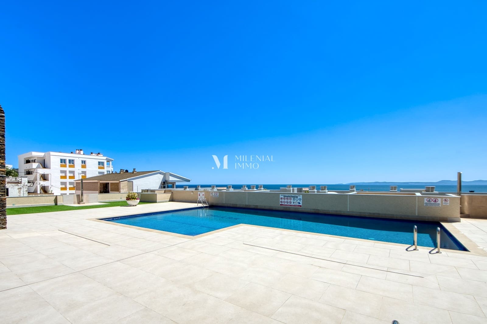 3 bedroom Apartment for sale in Roses with pool garage - € 575,000 (Ref: 10043459)