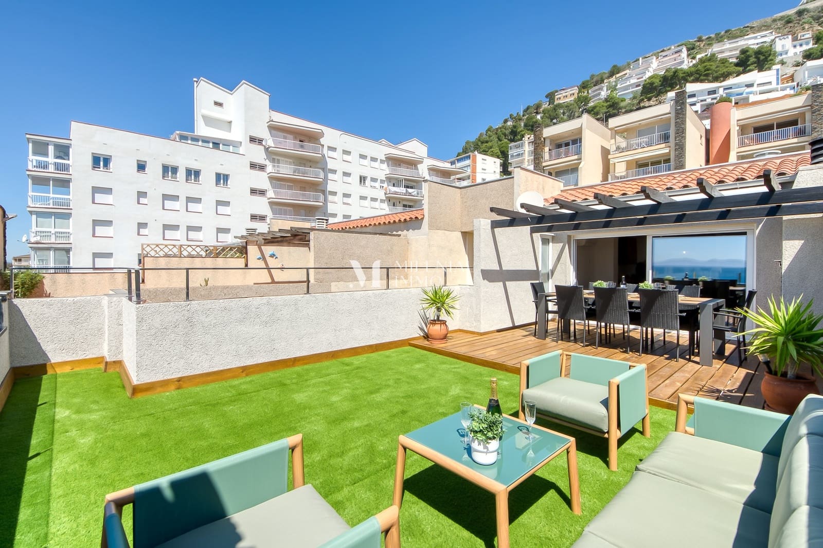3 bedroom Apartment for sale in Roses with pool garage - € 575,000 (Ref: 10043459)