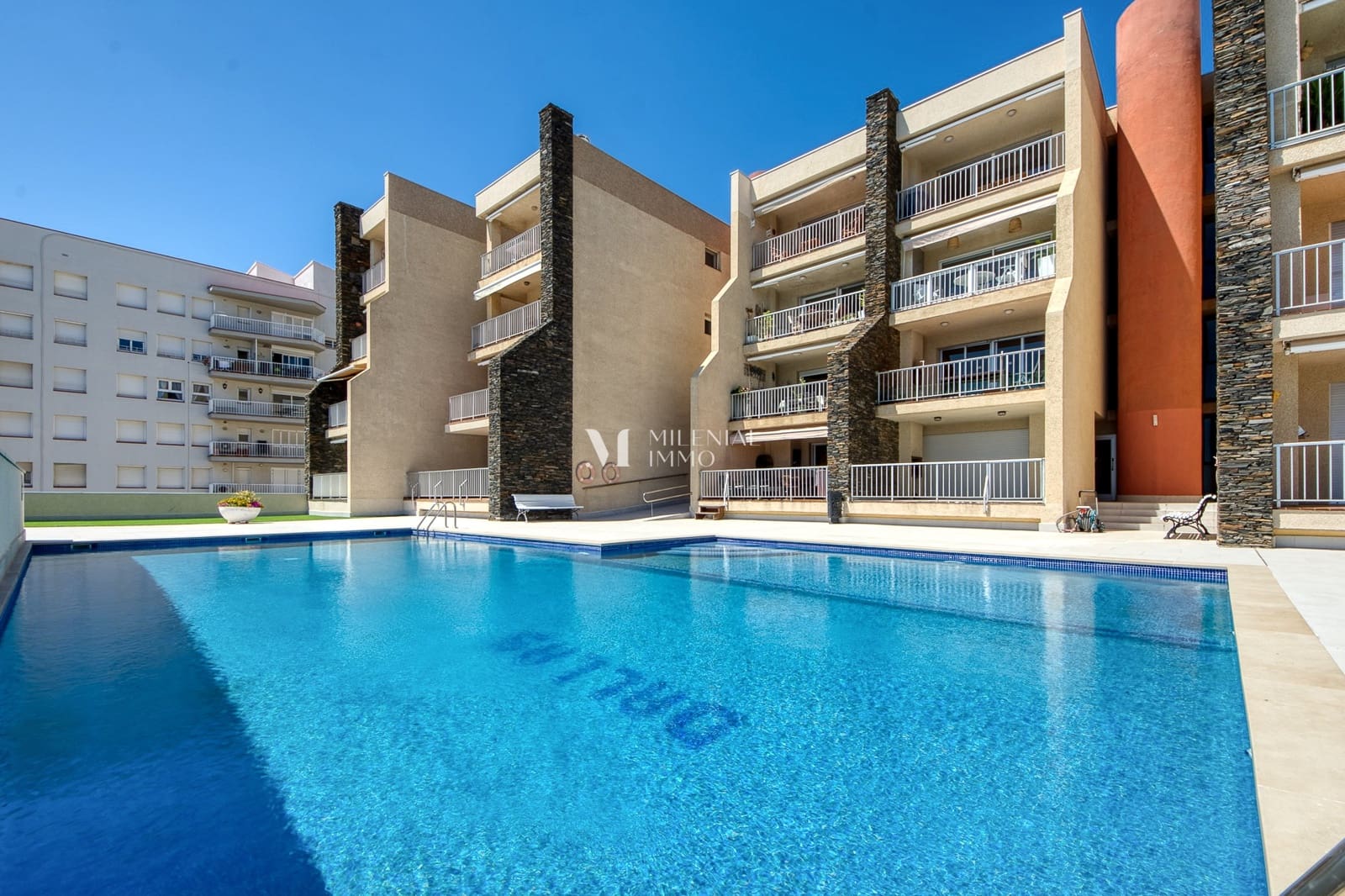 3 bedroom Apartment for sale in Roses with pool garage - € 575,000 (Ref: 10043459)