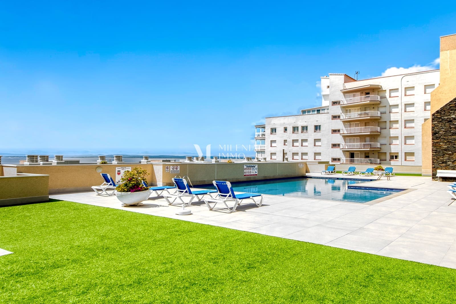 3 bedroom Apartment for sale in Roses with pool garage - € 575,000 (Ref: 10043459)