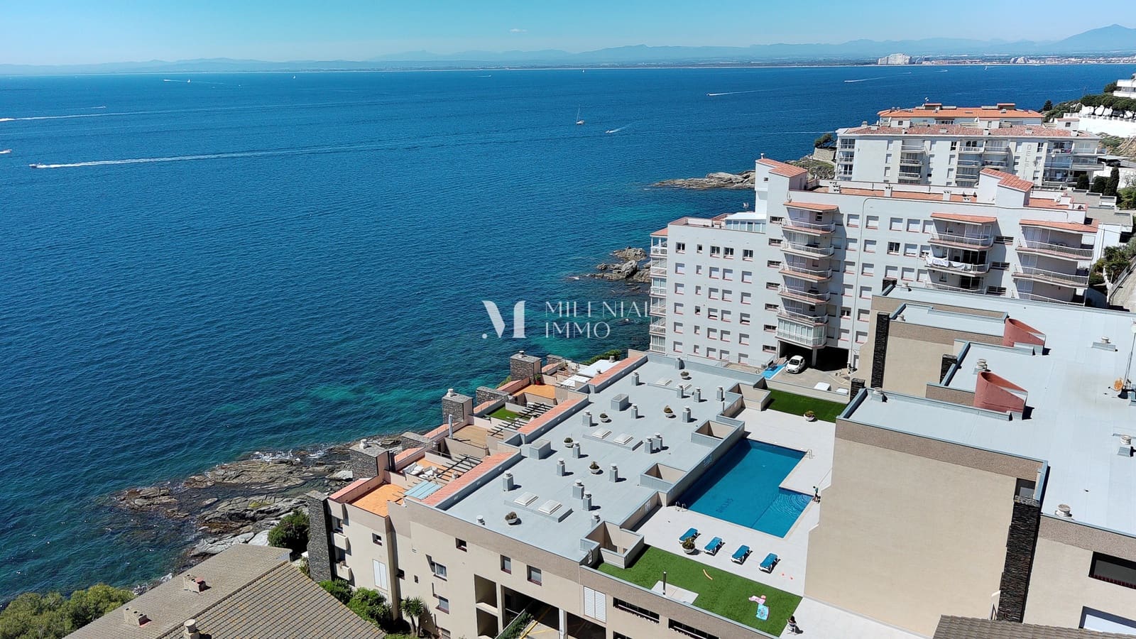 3 bedroom Apartment for sale in Roses with pool garage - € 575,000 (Ref: 10043459)