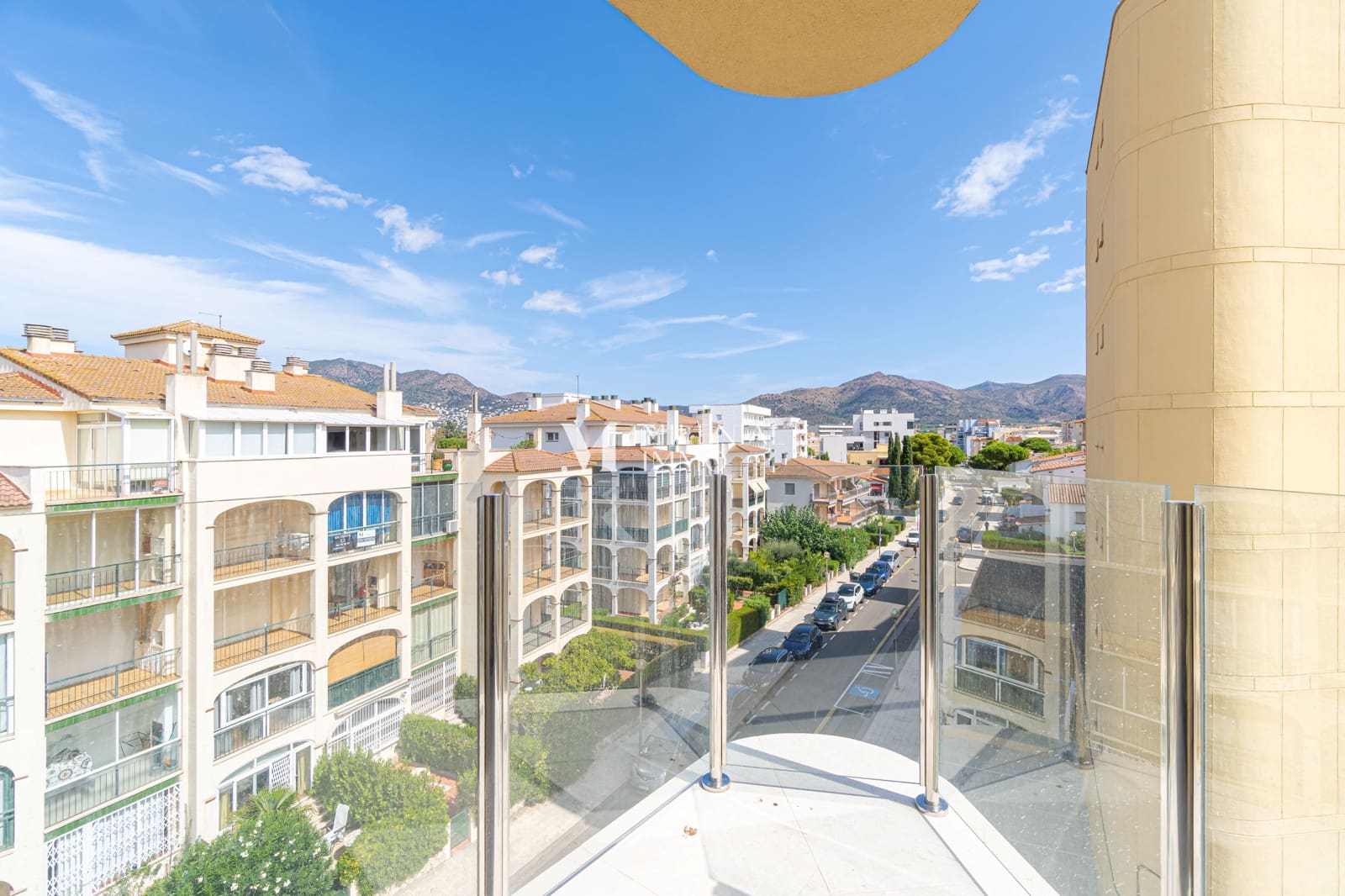2 bedroom Apartment for sale in Roses with garage - € 625,000 (Ref: 10045837)