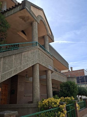 8 slaapkamer Villa te koop in L'Aldea met garage - € 290.000 (Ref: 10172021)