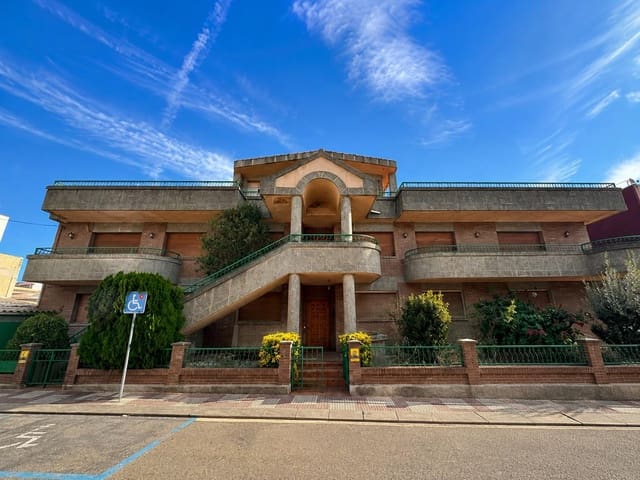 8 slaapkamer Villa te koop in L'Aldea met garage - € 290.000 (Ref: 10172021)