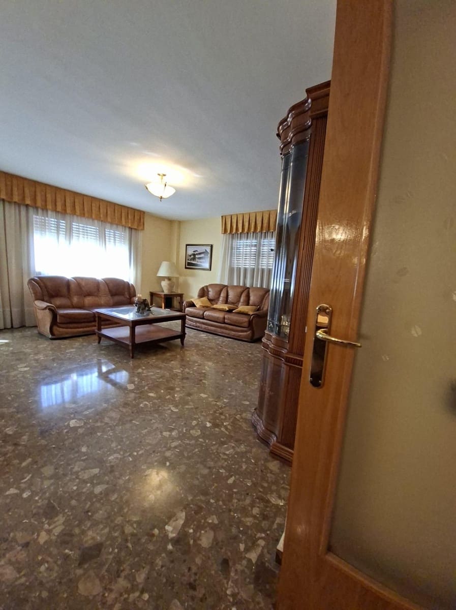 8 slaapkamer Villa te koop in L'Aldea met garage - € 290.000 (Ref: 10172021)