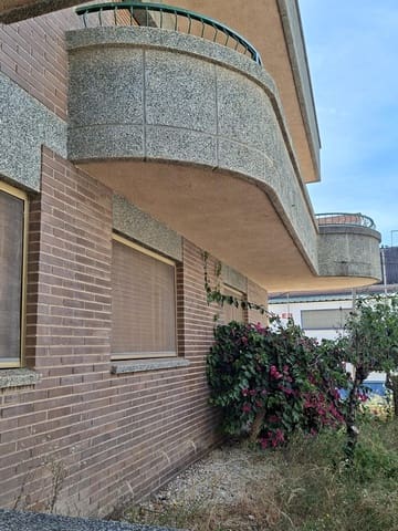 8 slaapkamer Villa te koop in L'Aldea met garage - € 290.000 (Ref: 10172021)