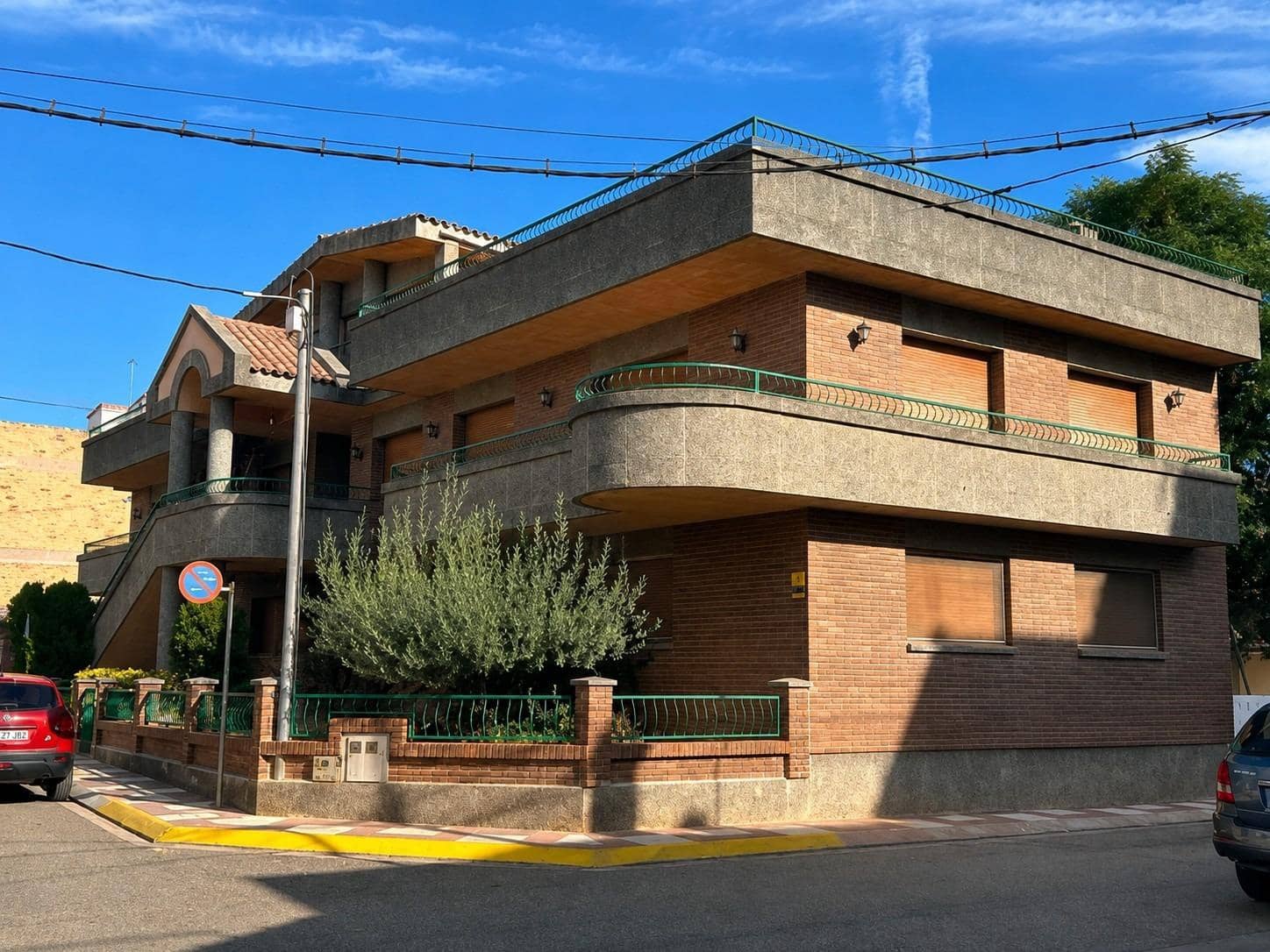 8 slaapkamer Villa te koop in L'Aldea met garage - € 290.000 (Ref: 10172021)