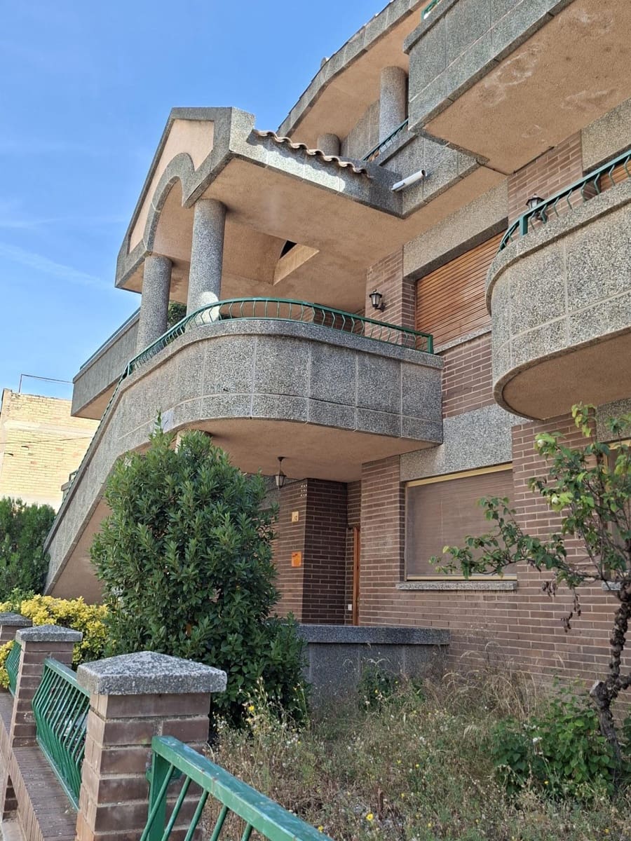 8 slaapkamer Villa te koop in L'Aldea met garage - € 290.000 (Ref: 10172021)