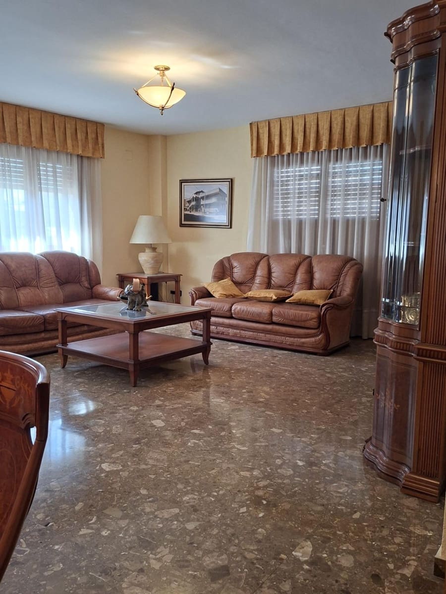 8 slaapkamer Villa te koop in L'Aldea met garage - € 290.000 (Ref: 10172021)