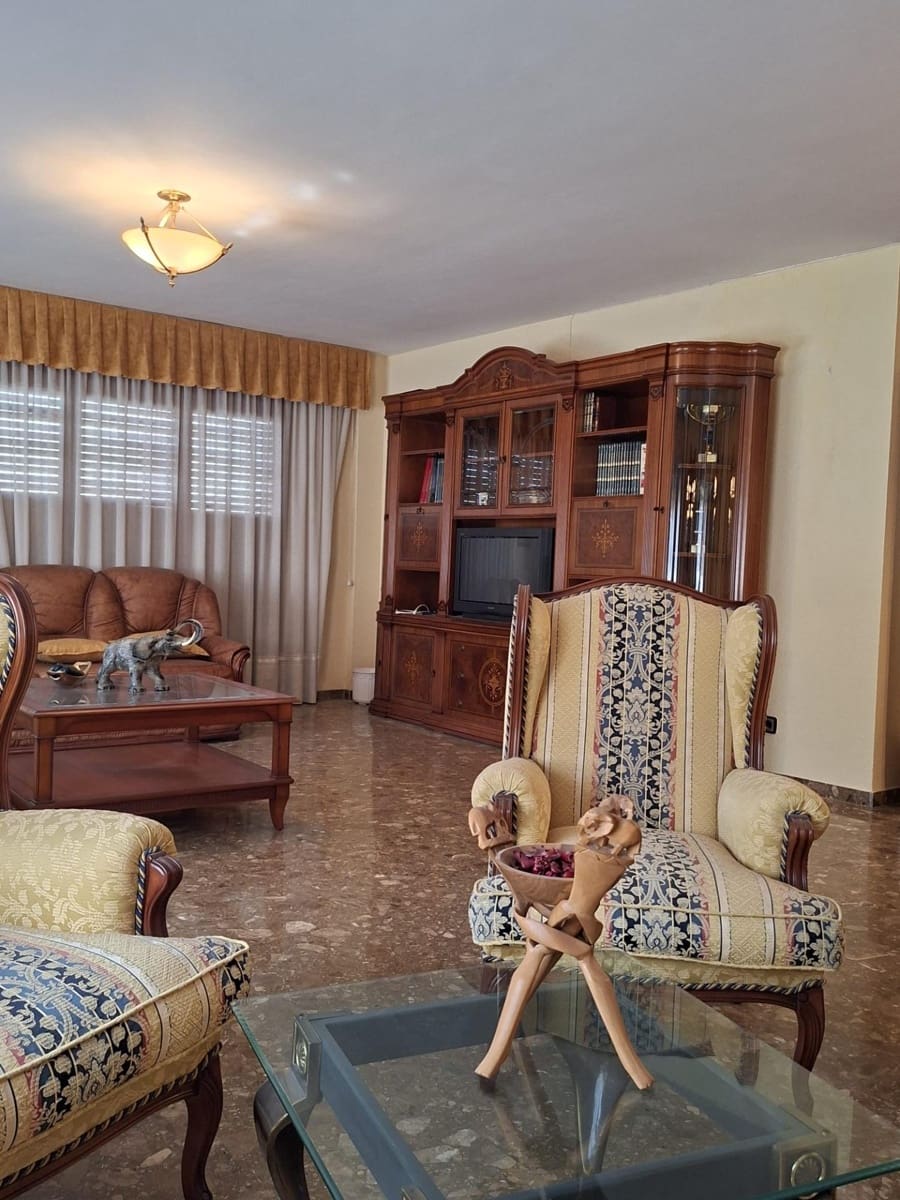 8 slaapkamer Villa te koop in L'Aldea met garage - € 290.000 (Ref: 10172021)