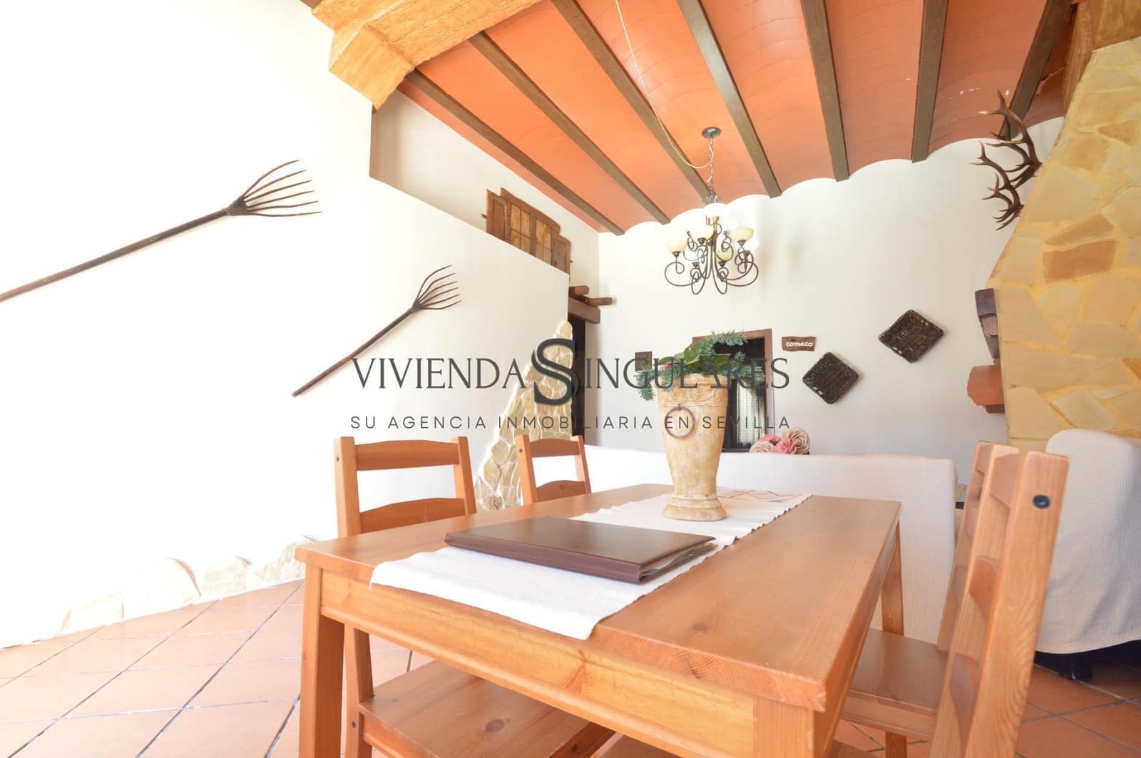 Hotel de 9 habitaciones en Arroyomolinos de León en venta - 405.000 € (Ref: 10111983)