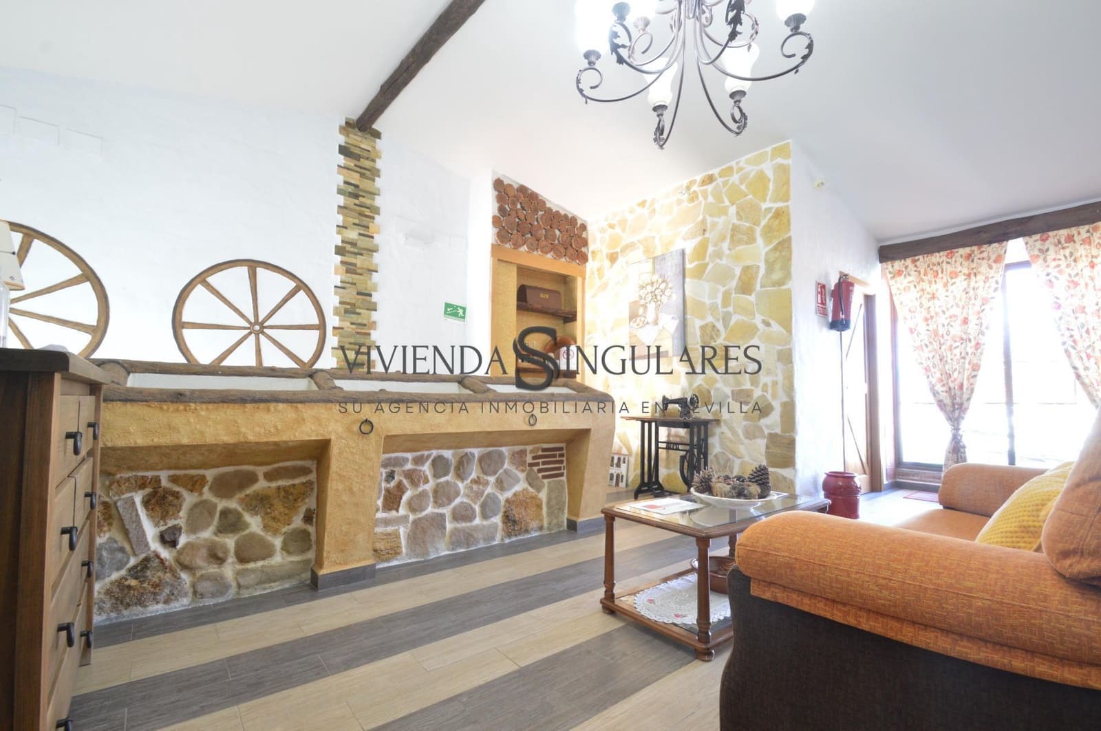 Hotel de 9 habitaciones en Arroyomolinos de León en venta - 405.000 € (Ref: 10111983)