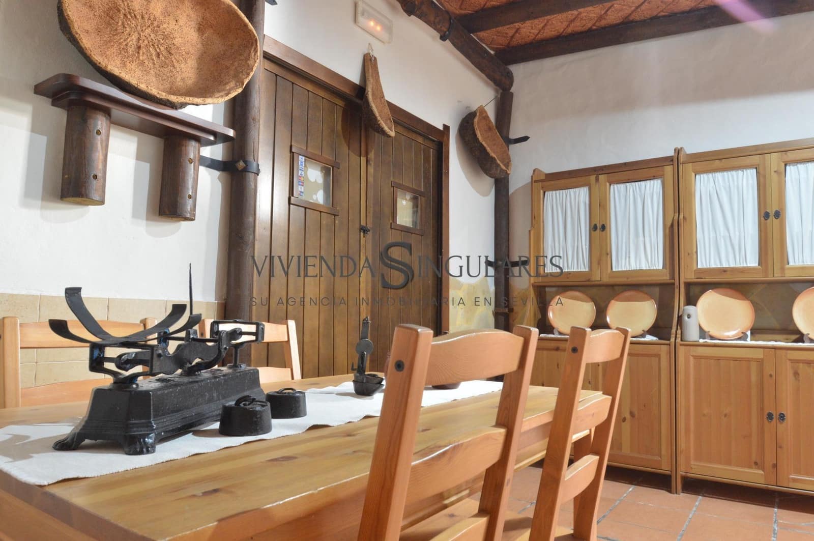Hotel de 9 habitaciones en Arroyomolinos de León en venta - 405.000 € (Ref: 10111983)