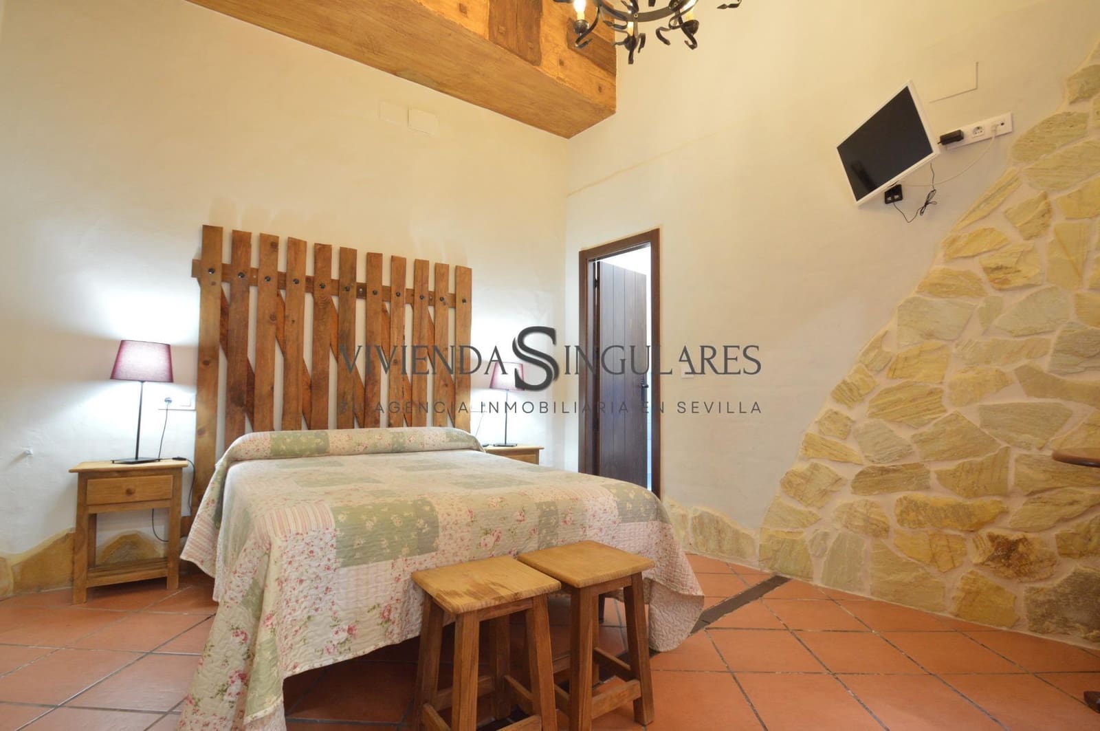 Hotel de 9 habitaciones en Arroyomolinos de León en venta - 405.000 € (Ref: 10111983)