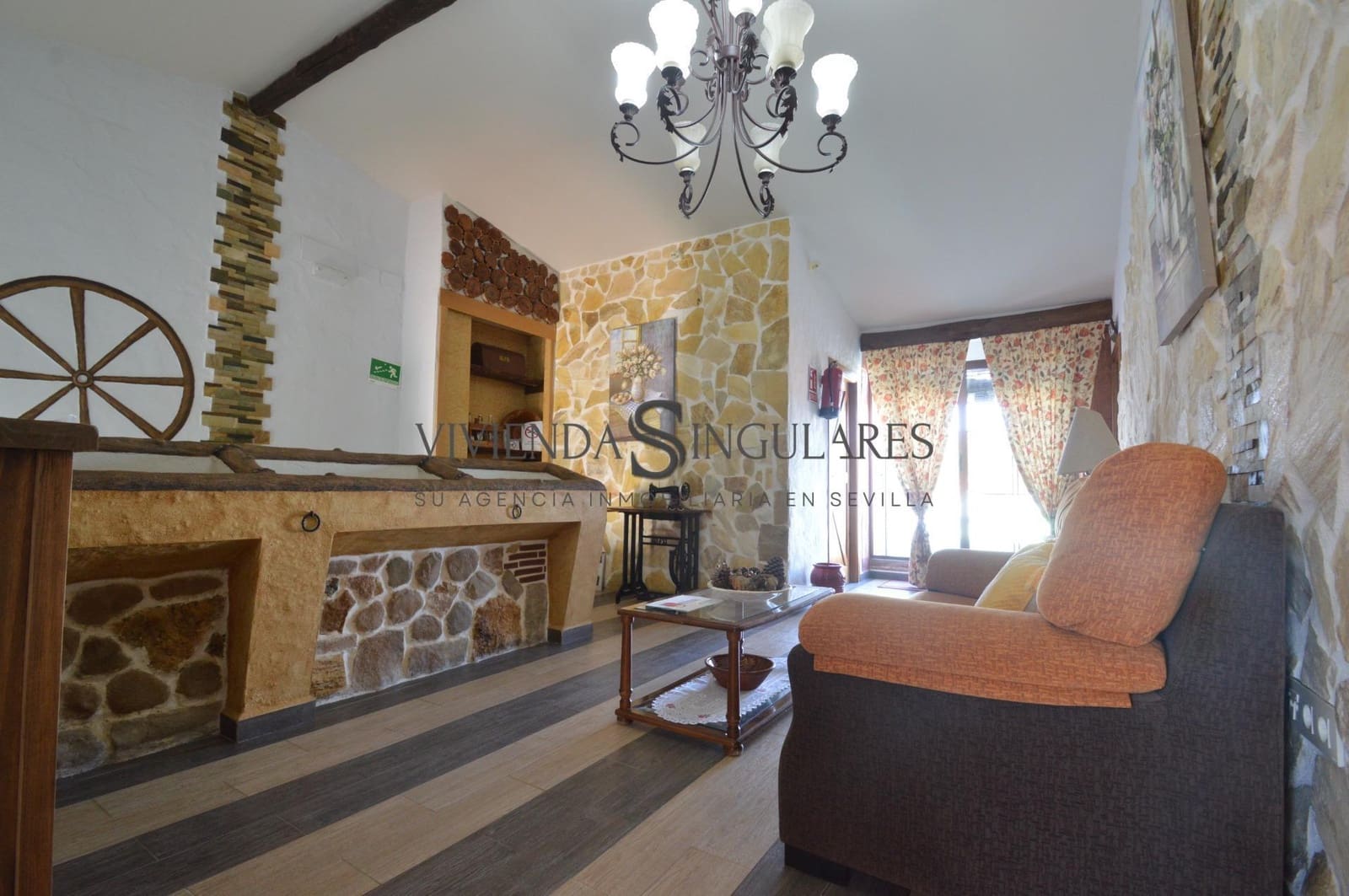 Hotel de 9 habitaciones en Arroyomolinos de León en venta - 405.000 € (Ref: 10111983)