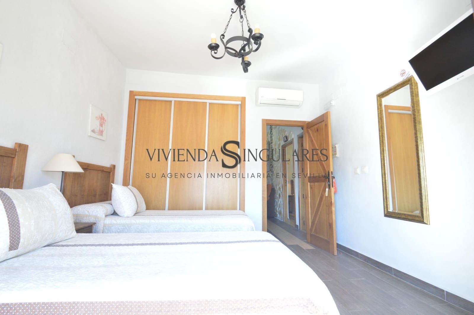 Hotel de 9 habitaciones en Arroyomolinos de León en venta - 405.000 € (Ref: 10111983)