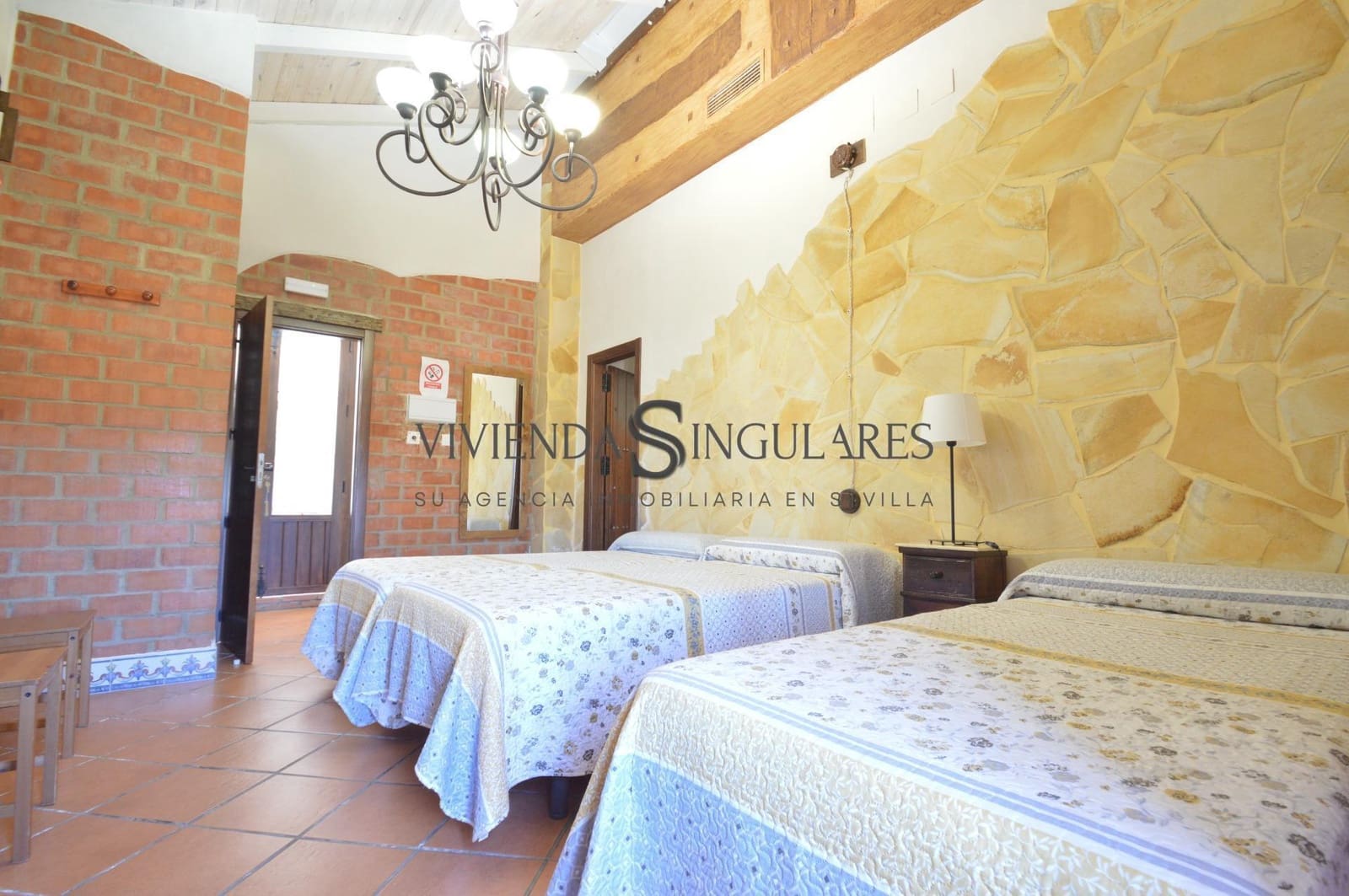 Hotel de 9 habitaciones en Arroyomolinos de León en venta - 405.000 € (Ref: 10111983)