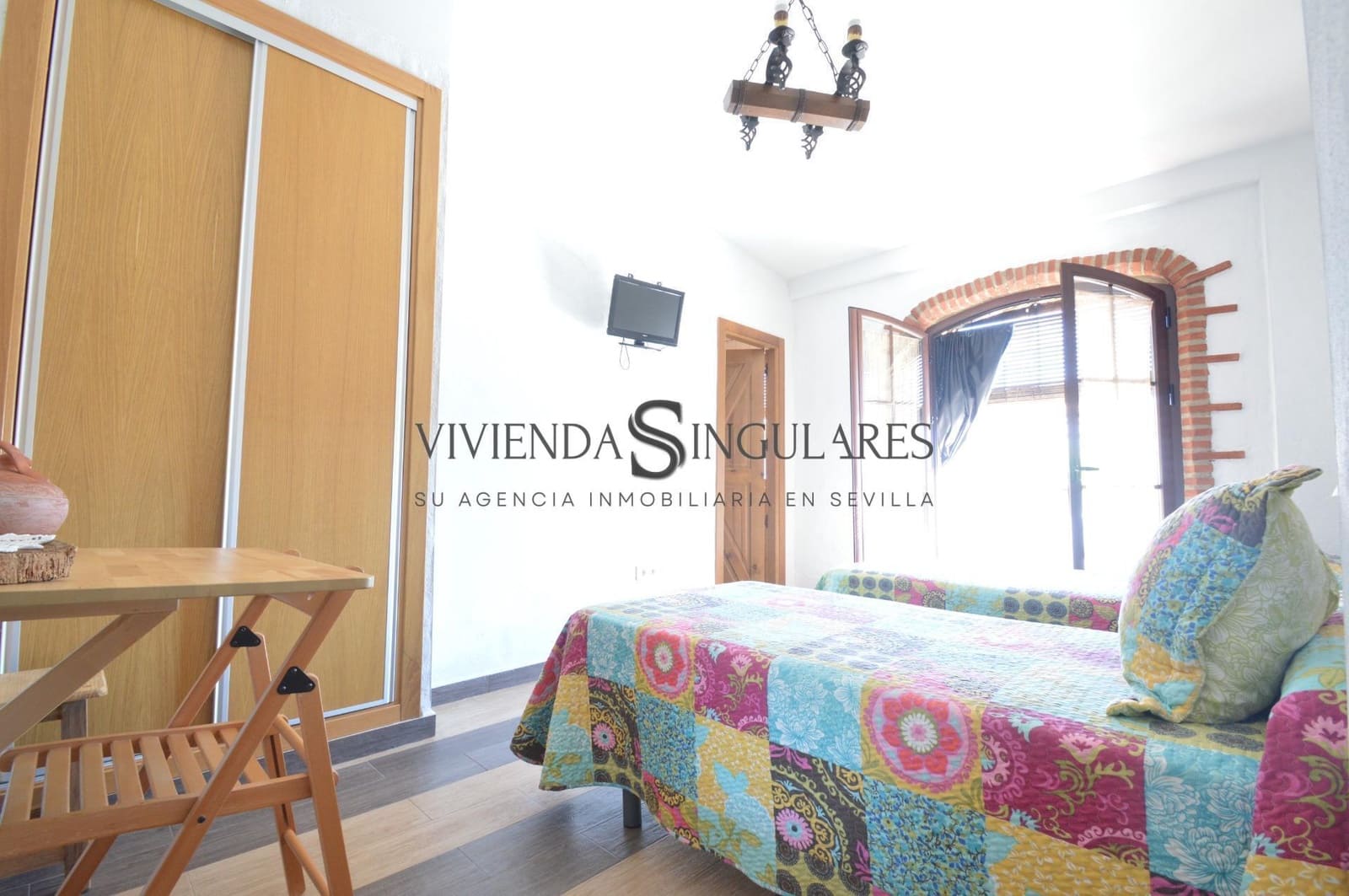Hotel de 9 habitaciones en Arroyomolinos de León en venta - 405.000 € (Ref: 10111983)