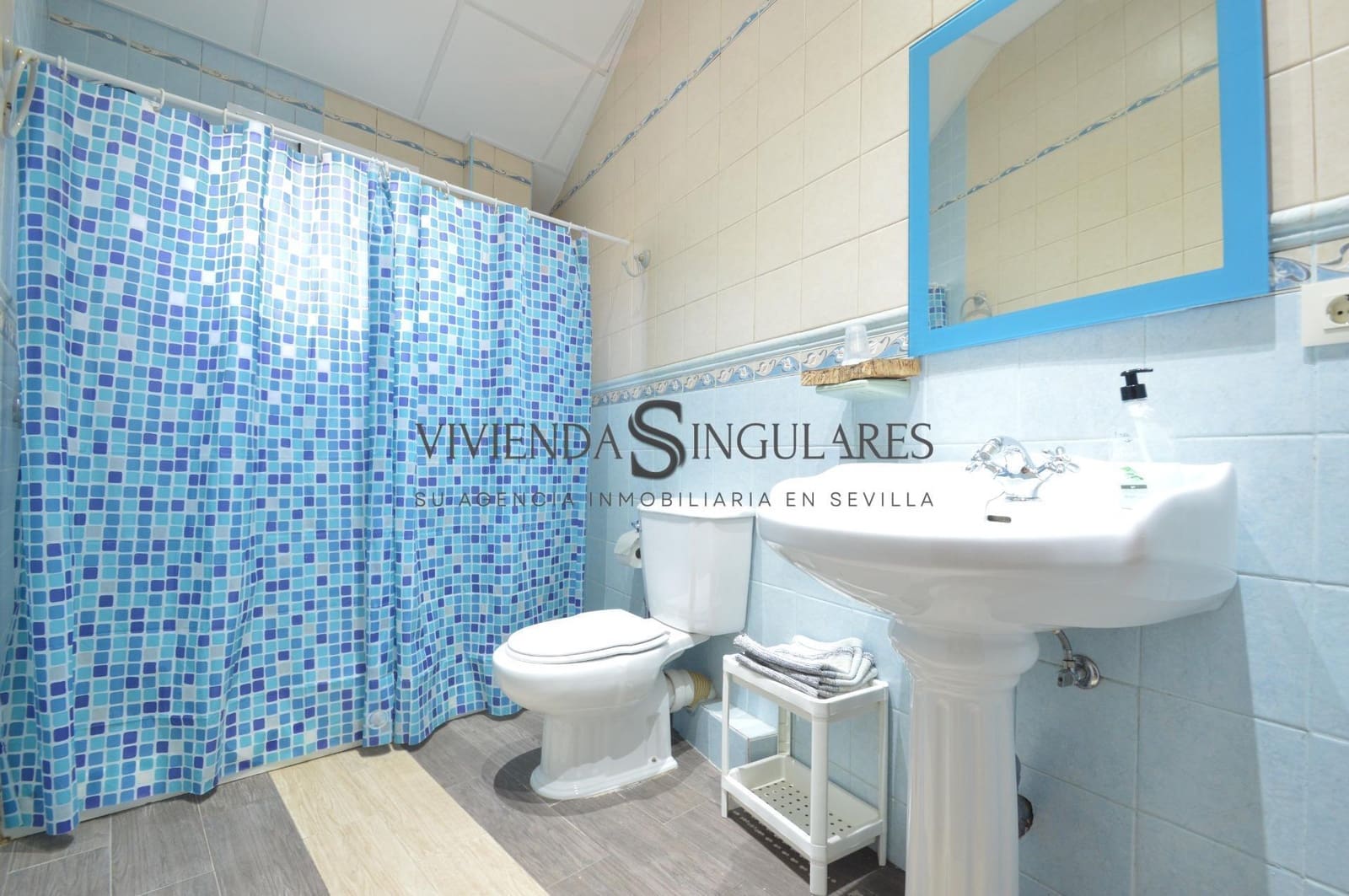 Hotel de 9 habitaciones en Arroyomolinos de León en venta - 405.000 € (Ref: 10111983)