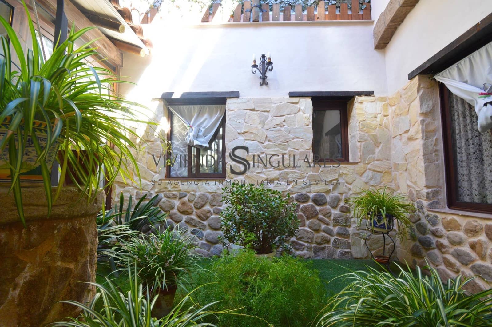 Hotel de 9 habitaciones en Arroyomolinos de León en venta - 405.000 € (Ref: 10111983)
