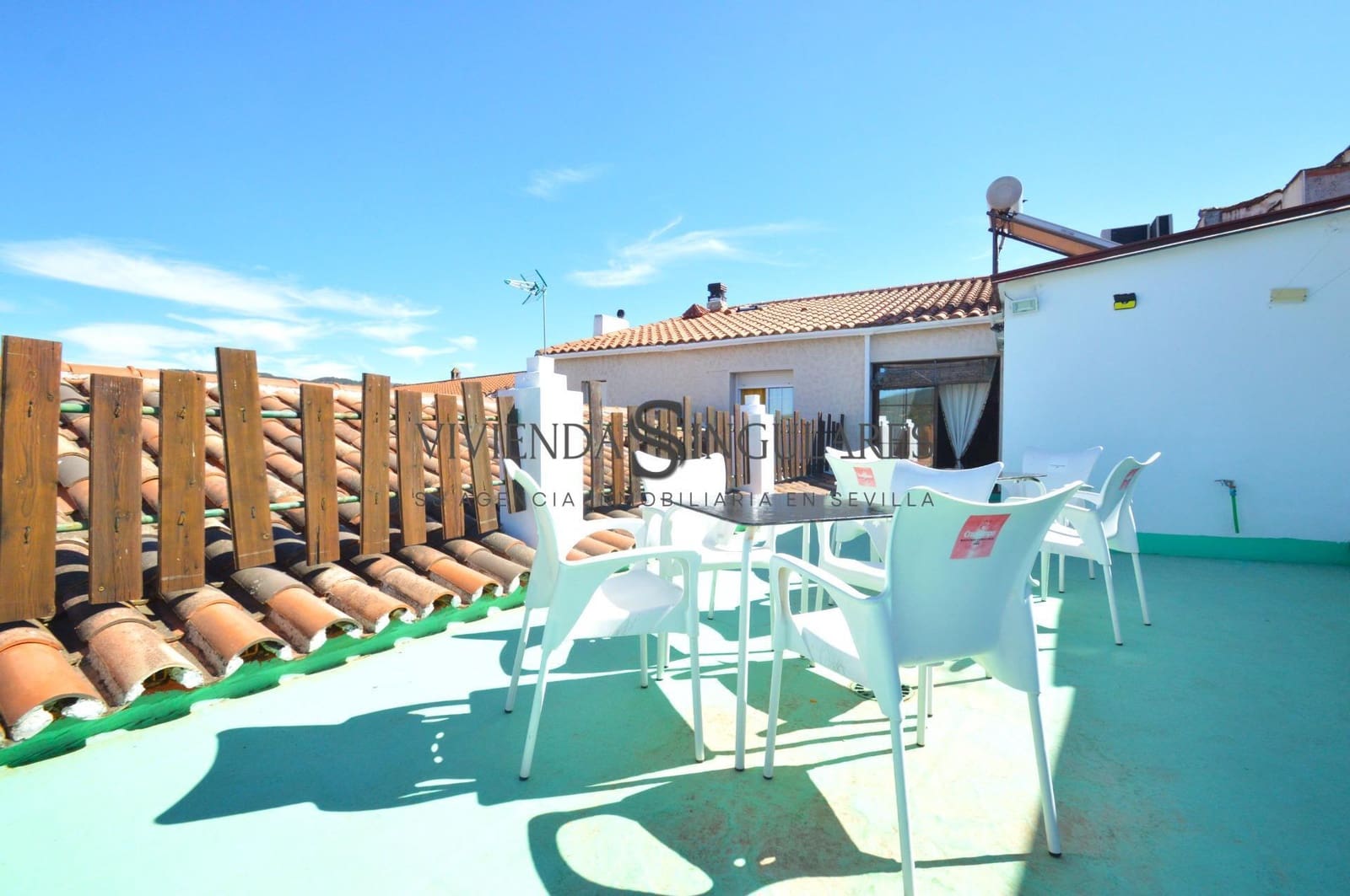 Hotel de 9 habitaciones en Arroyomolinos de León en venta - 405.000 € (Ref: 10111983)