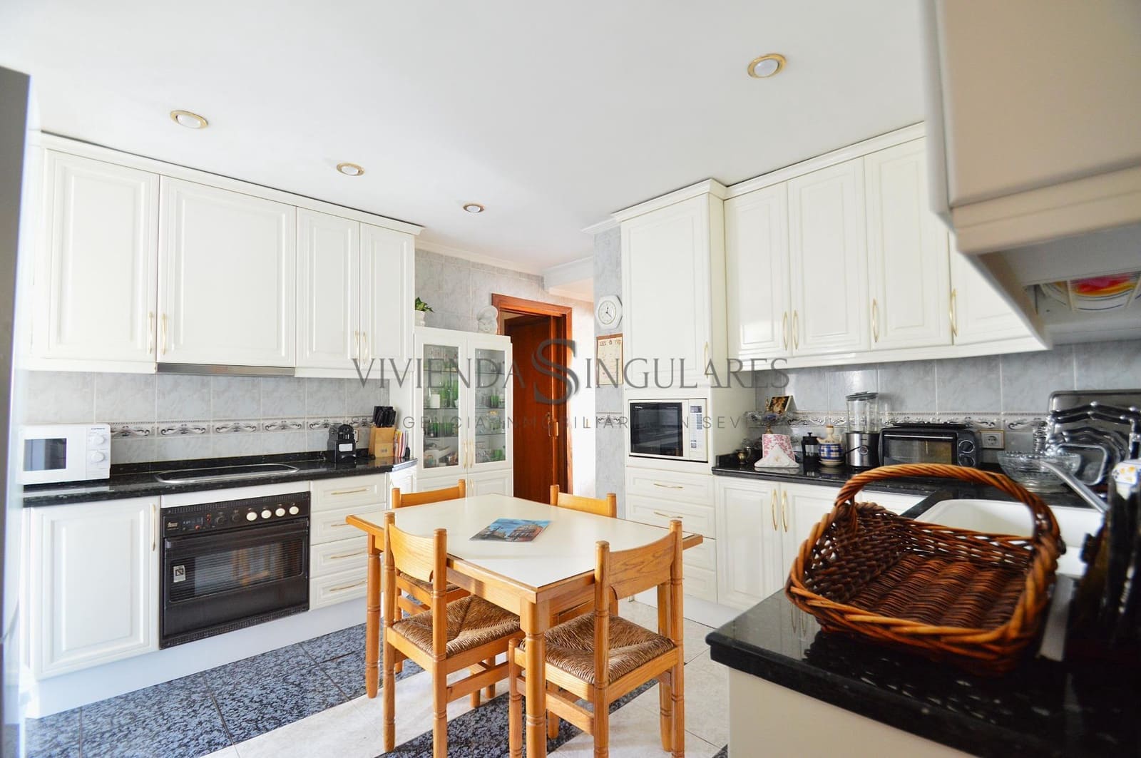 5 soveværelse Lejlighed til salg i Sevilla by med garage - € 729.000 (Ref: 10155320)