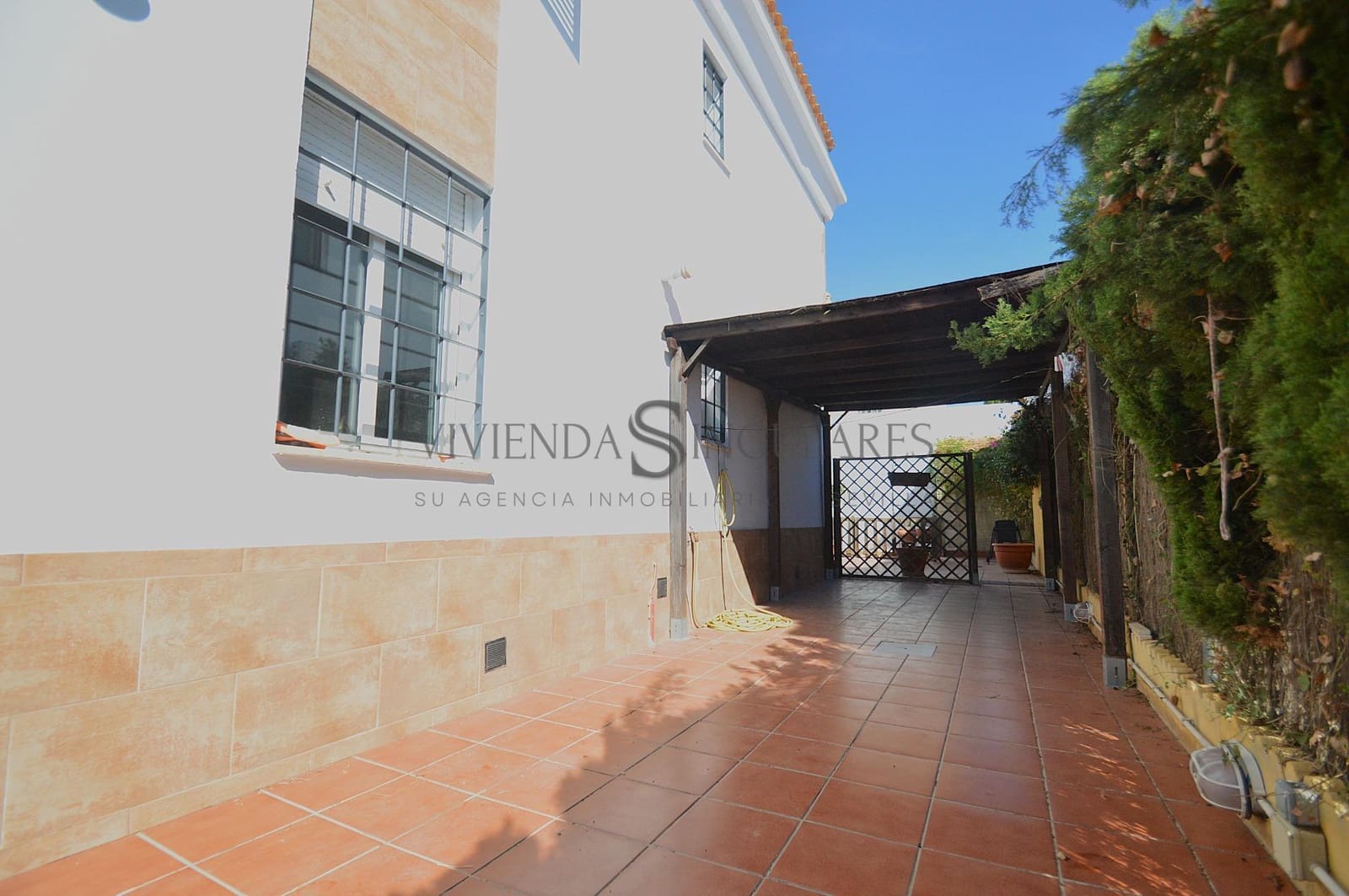 4 soveværelse Semi-Rækkehus til salg i Palomares del Rio med swimmingpool - € 350.000 (Ref: 10168489)