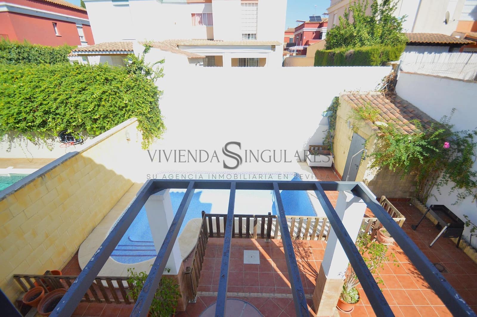 4 soveværelse Semi-Rækkehus til salg i Palomares del Rio med swimmingpool - € 350.000 (Ref: 10168489)