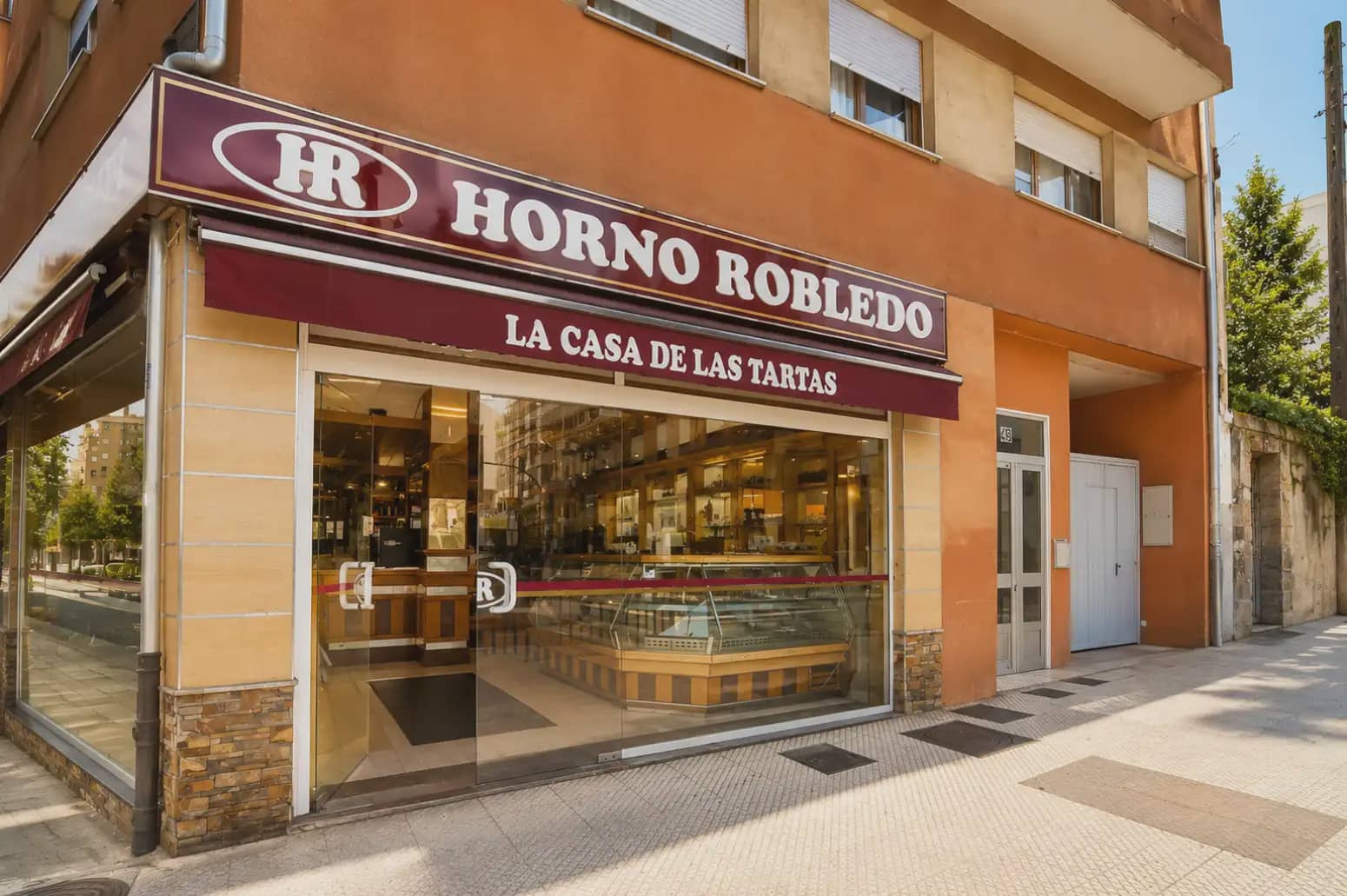 Local Comercial en Oviedo en alquiler - 1.900 € (Ref: 10038974)