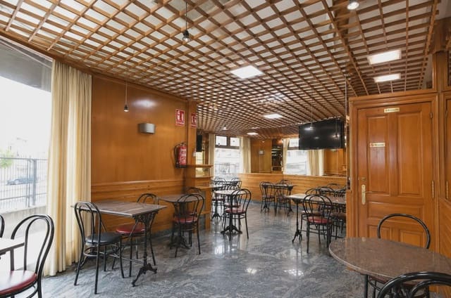 Local Comercial en Centro Urbano, Oviedo en alquiler - 1.900 € (Ref: 10038974)