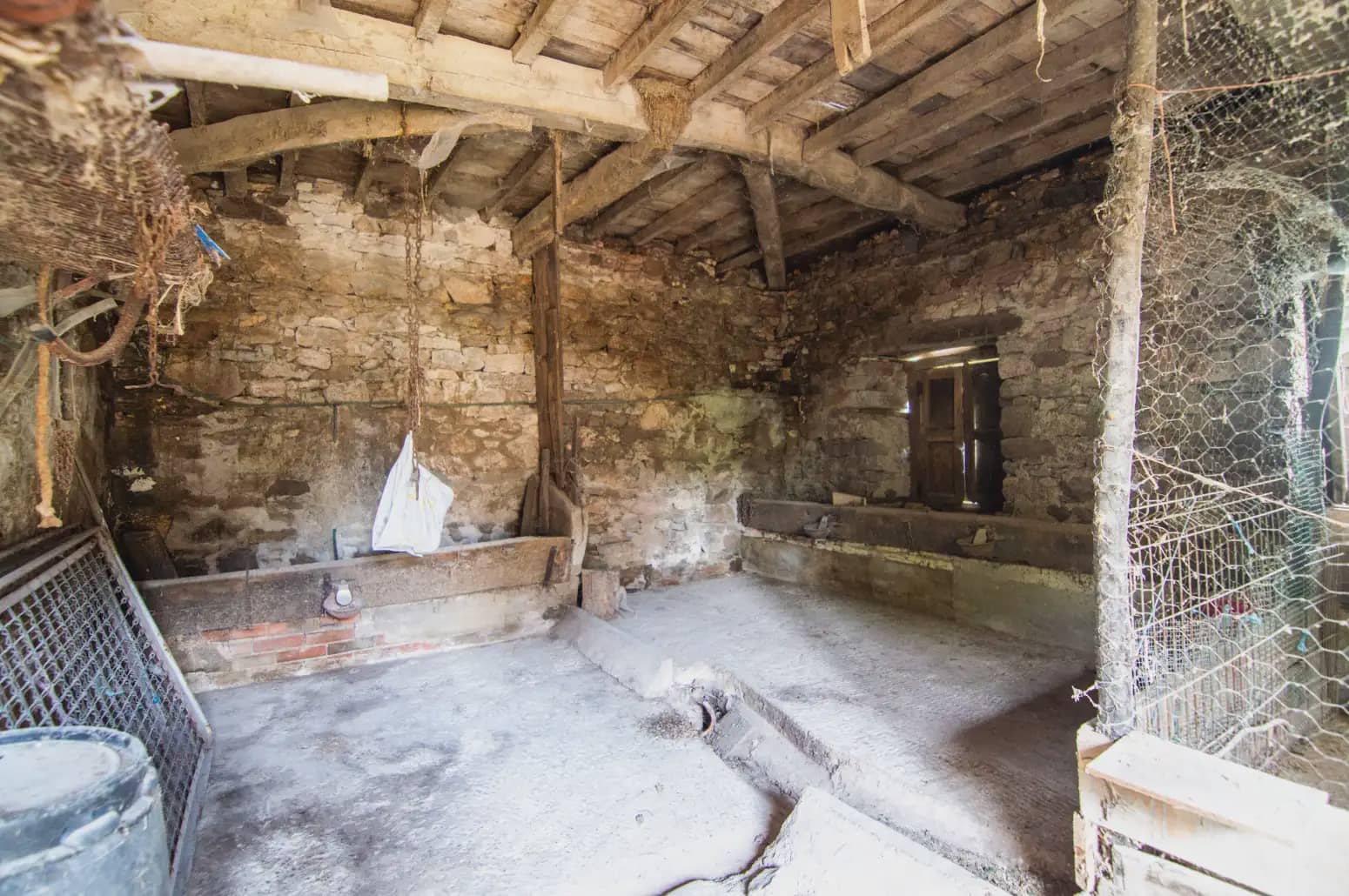 3 slaapkamer Finca/Landhuis te koop in Salas - € 80.000 (Ref: 10038975)