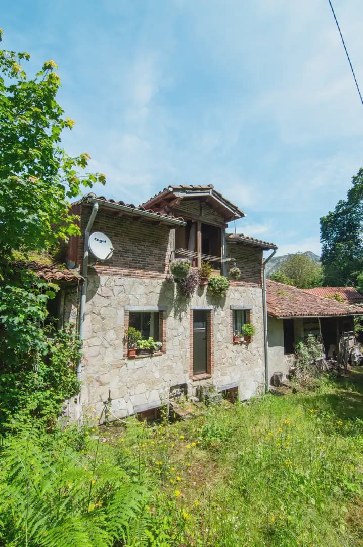 5 bedroom Finca/Country House for sale in Llanes with garage - € 155,000 (Ref: 10038980)