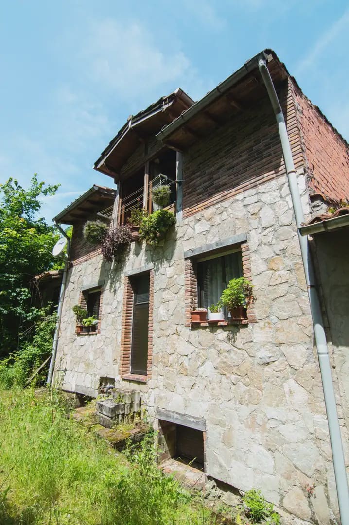 5 bedroom Finca/Country House for sale in Llanes with garage - € 155,000 (Ref: 10038980)