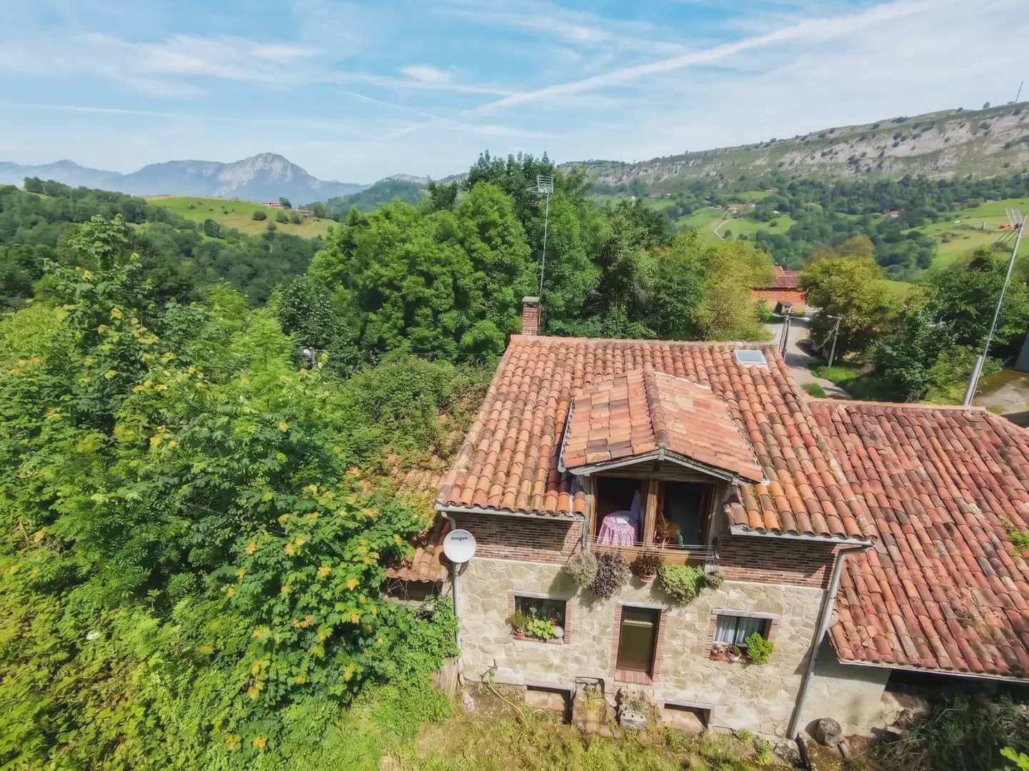 5 bedroom Finca/Country House for sale in Llanes with garage - € 155,000 (Ref: 10038980)