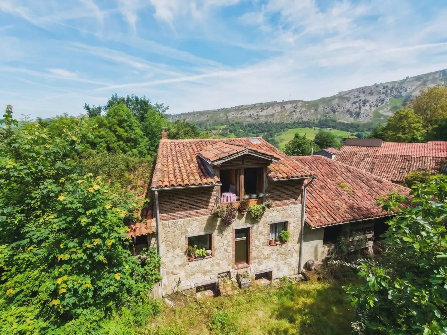 5 bedroom Finca/Country House for sale in Llanes with garage - € 155,000 (Ref: 10038980)