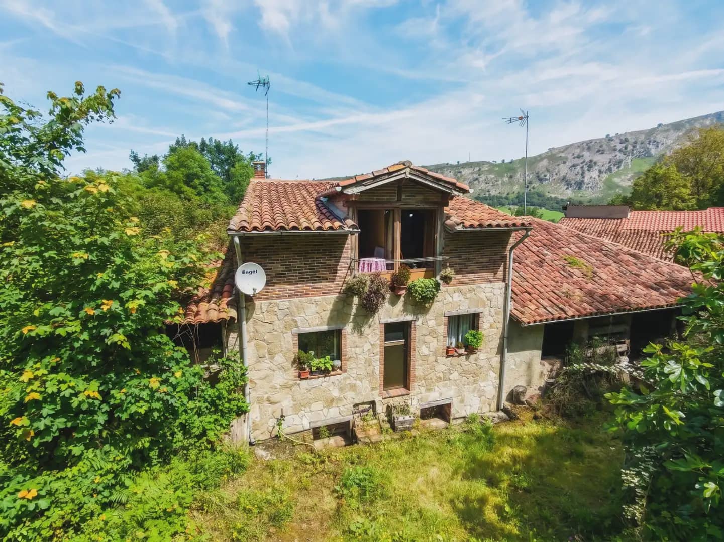 5 bedroom Finca/Country House for sale in Llanes with garage - € 155,000 (Ref: 10038980)
