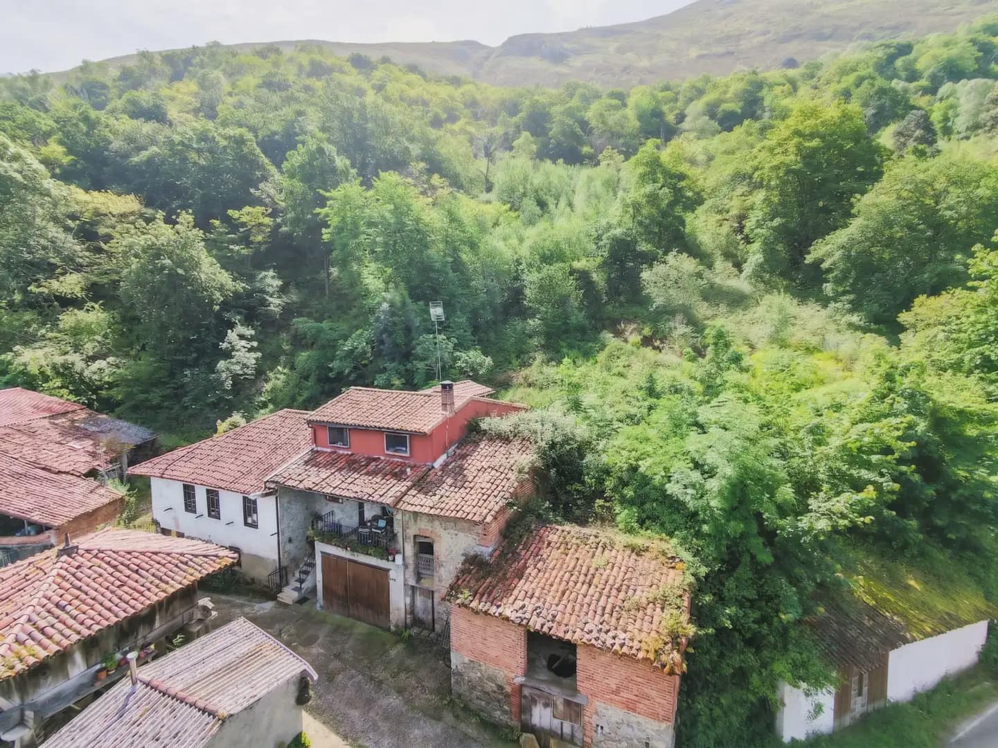 5 bedroom Finca/Country House for sale in Llanes with garage - € 155,000 (Ref: 10038980)
