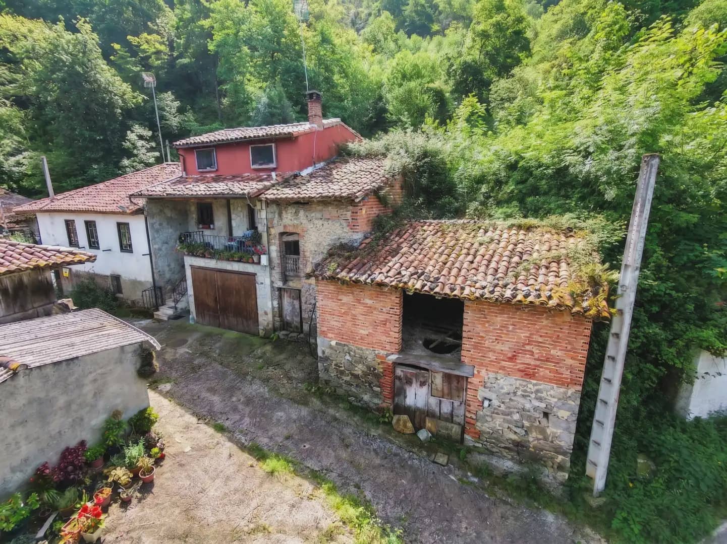 5 bedroom Finca/Country House for sale in Llanes with garage - € 155,000 (Ref: 10038980)