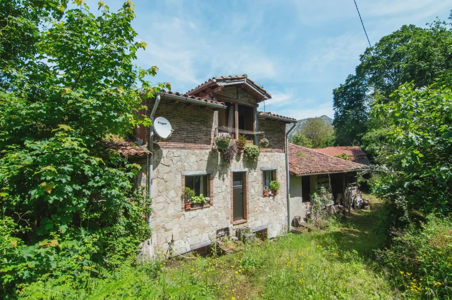 5 bedroom Finca/Country House for sale in Llanes with garage - € 155,000 (Ref: 10038980)