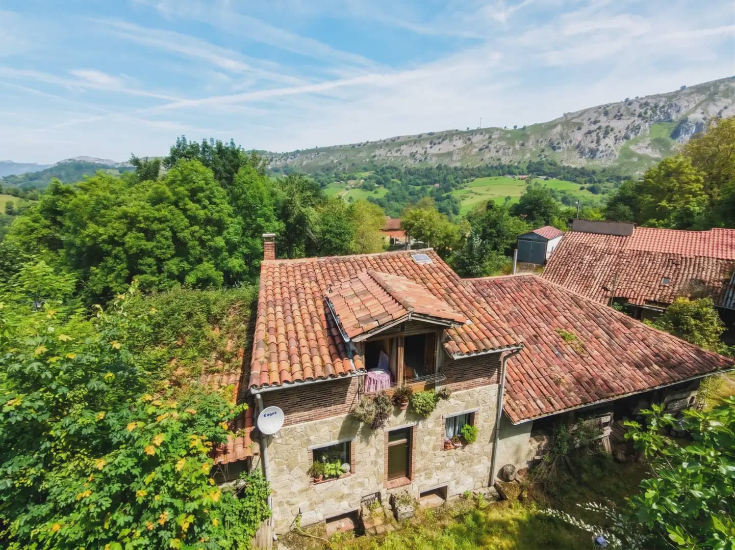5 bedroom Finca/Country House for sale in Llanes with garage - € 155,000 (Ref: 10038980)