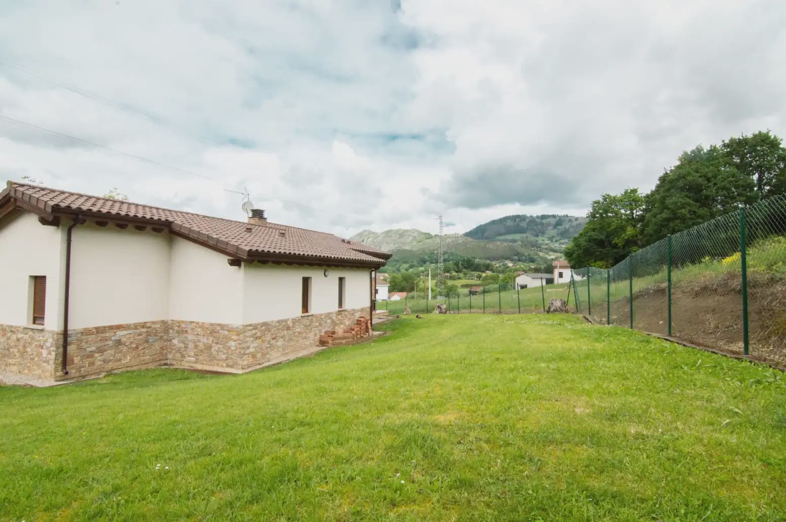 4 soveværelse Villa til salg i Siero med garage - € 440.000 (Ref: 10038981)