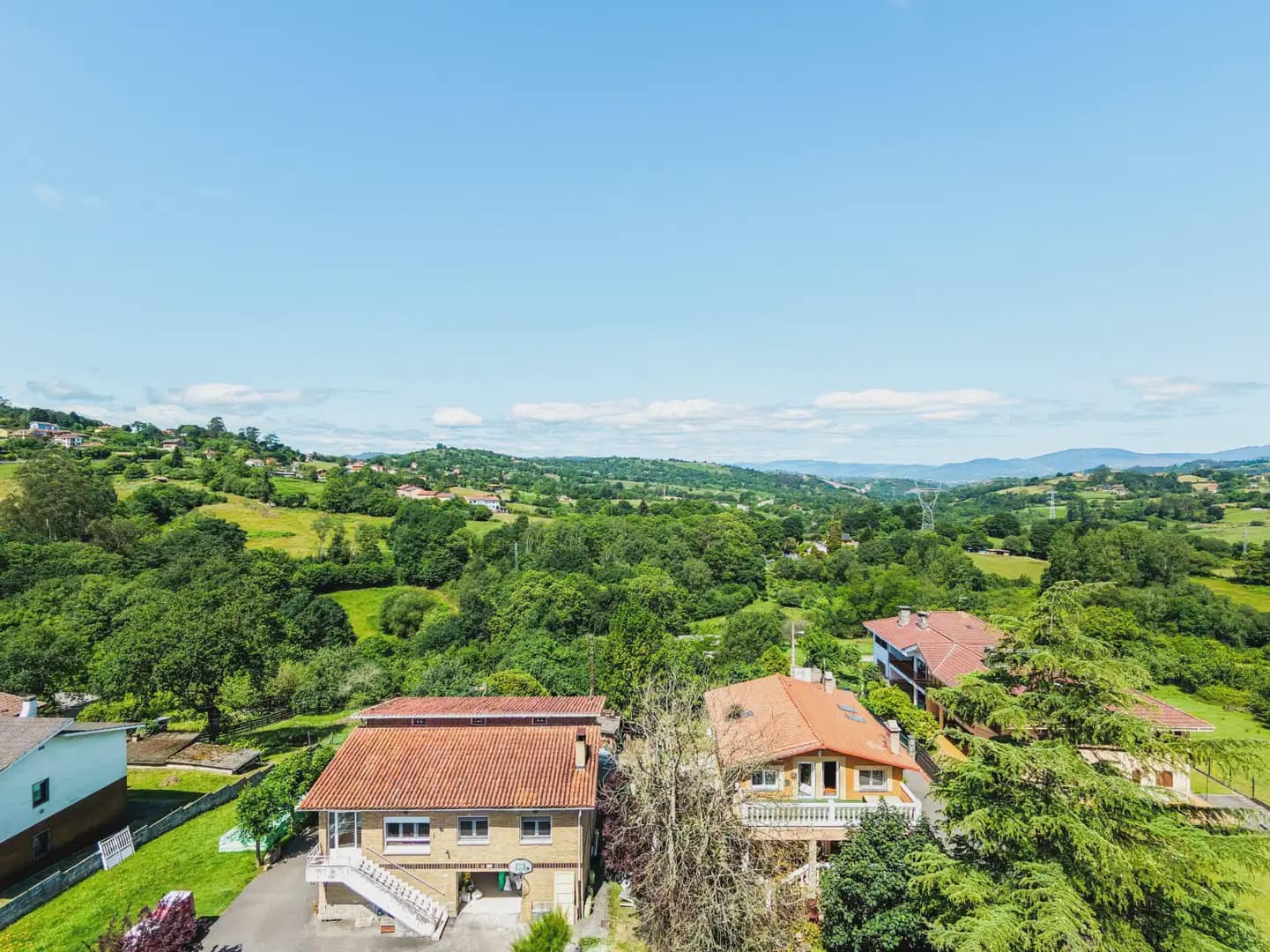 4 bedroom Villa for sale in Oviedo with garage - € 380,000 (Ref: 10038991)