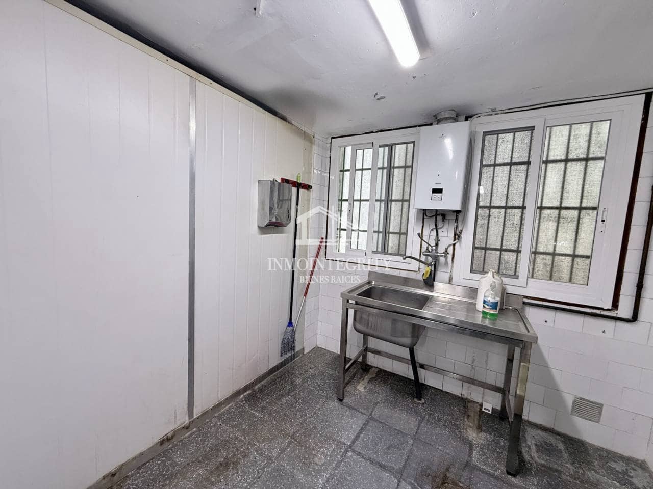 5 slaapkamer Commercieel te koop in Castello de la Plana met garage - € 167.000 (Ref: 10052240)