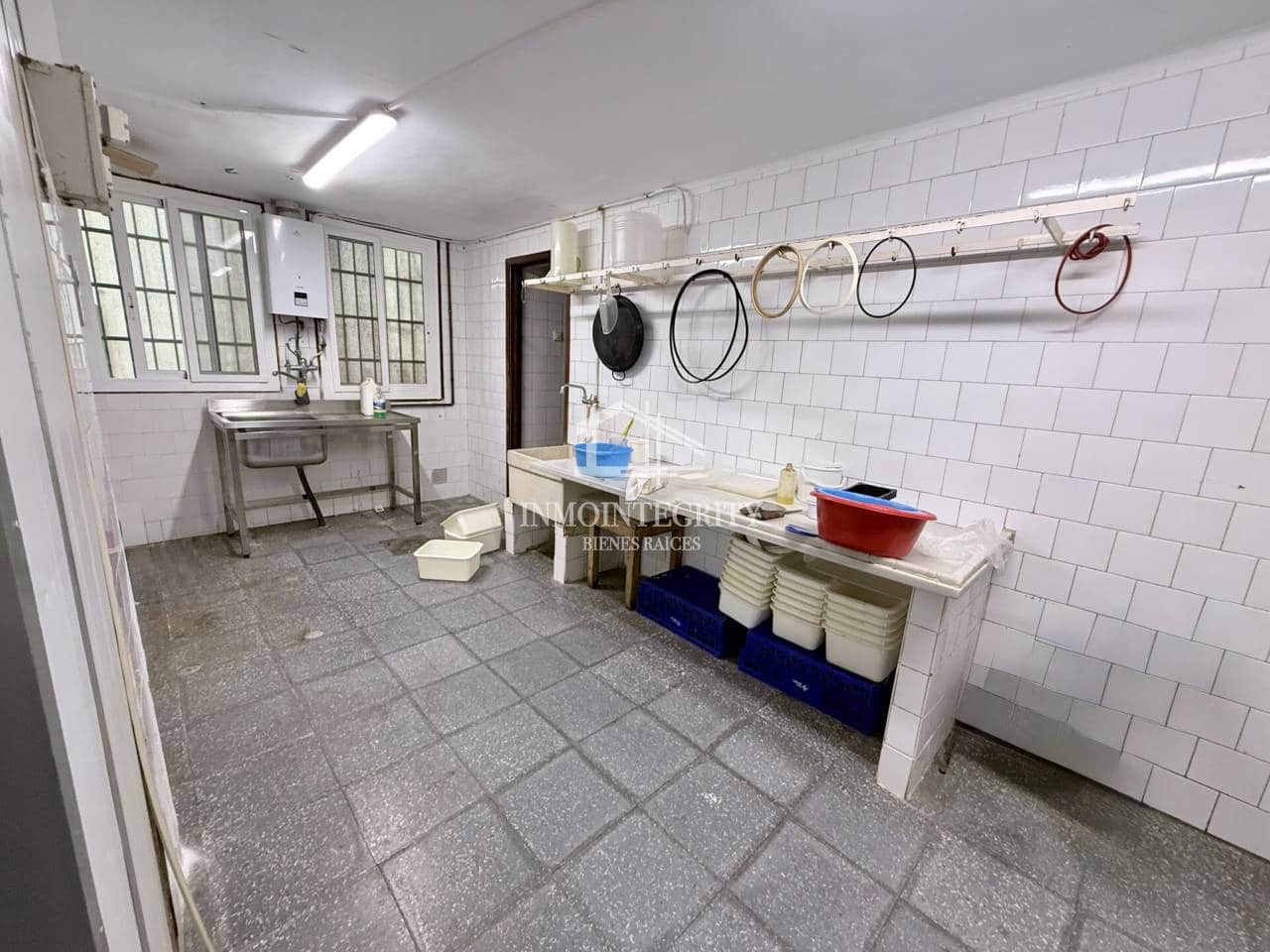 5 slaapkamer Commercieel te koop in Castello de la Plana met garage - € 167.000 (Ref: 10052240)