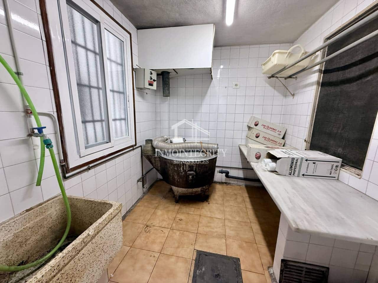 5 slaapkamer Commercieel te koop in Castello de la Plana met garage - € 167.000 (Ref: 10052240)
