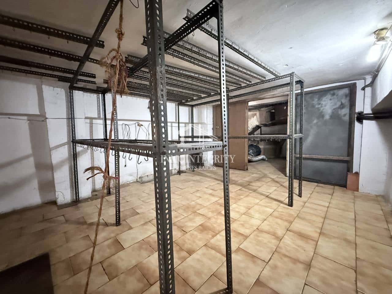 5 slaapkamer Commercieel te koop in Castello de la Plana met garage - € 167.000 (Ref: 10052240)