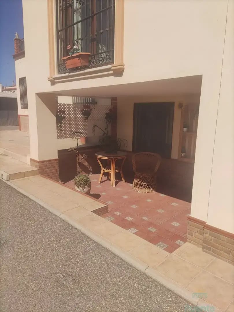 6 bedroom Villa for sale in La Hoya with garage - € 370,000 (Ref: 10045561)