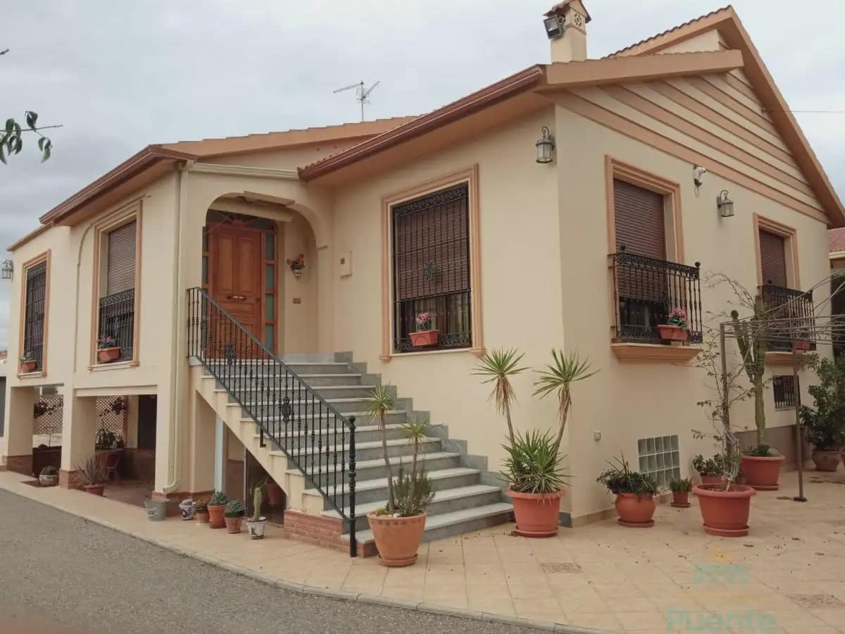 6 bedroom Villa for sale in La Hoya with garage - € 370,000 (Ref: 10045561)